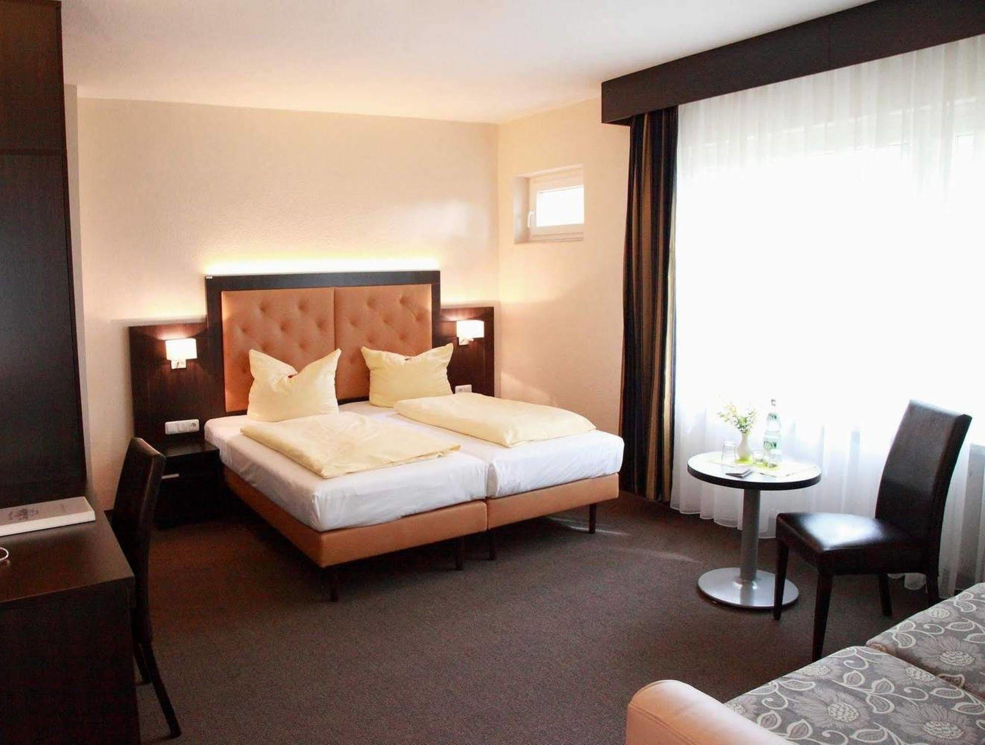 Hotel Zur Heidebluete Hambühren Екстериор снимка