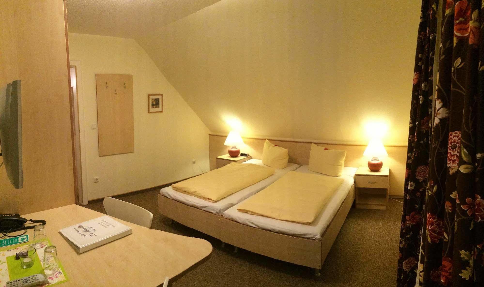 Hotel Zur Heidebluete Hambühren Екстериор снимка