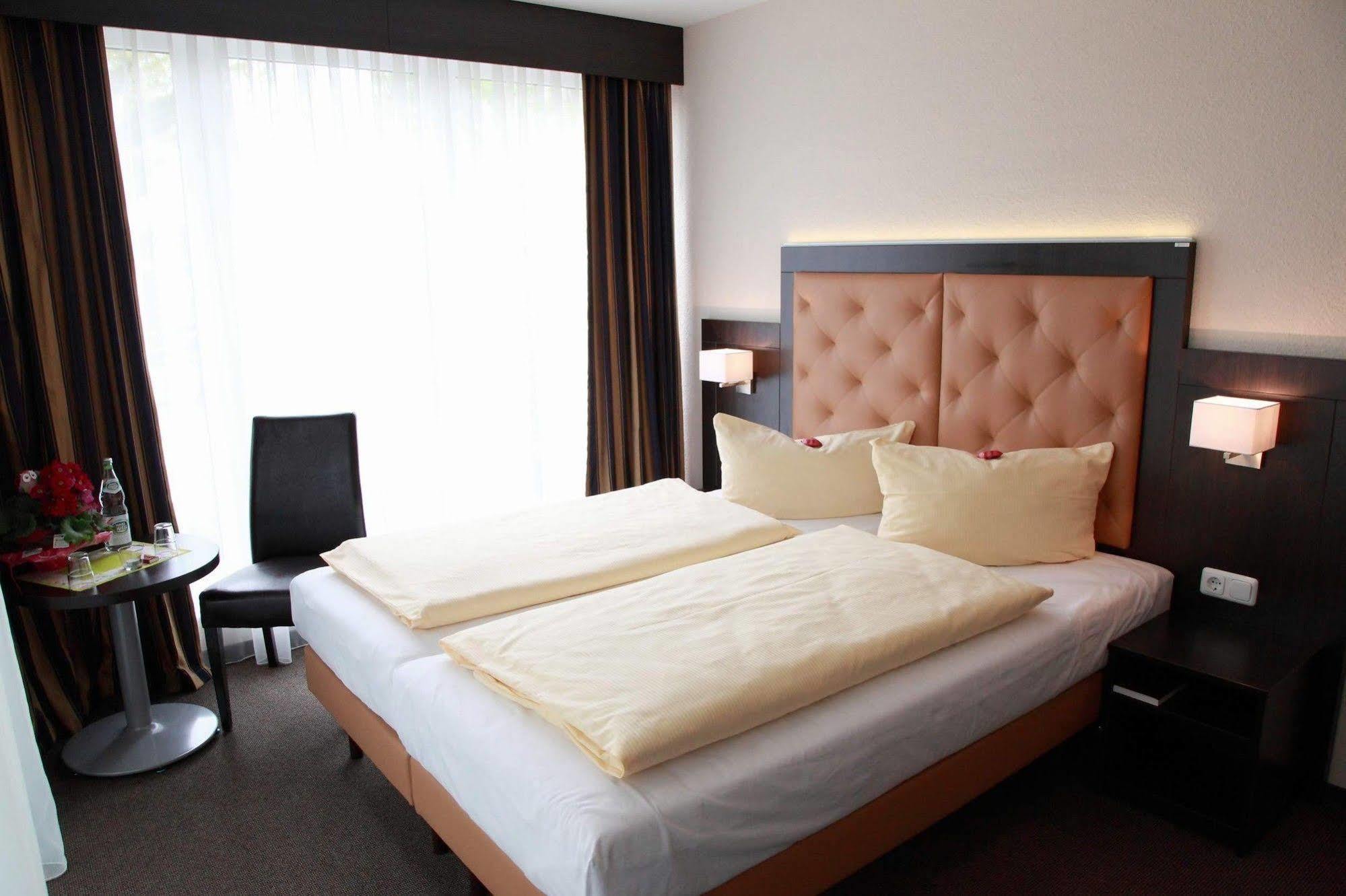 Hotel Zur Heidebluete Hambühren Екстериор снимка