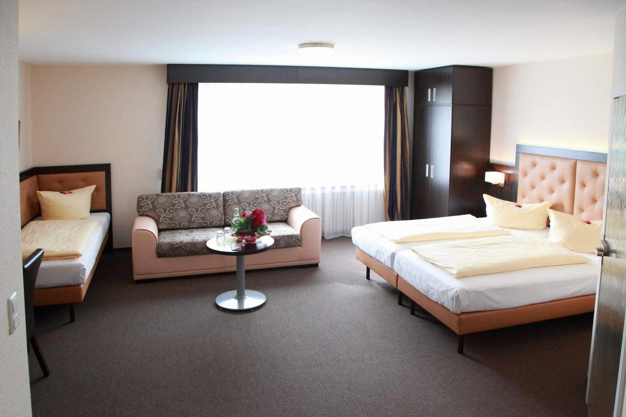 Hotel Zur Heidebluete Hambühren Екстериор снимка
